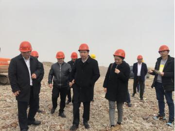 方書記一行在現場與總經理鄭碎燕溝通新廠區(qū)建設 方書記一行在現場與總經理鄭碎燕溝通新廠區(qū)建設